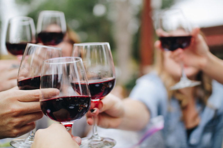 Despre noi - Oameni care chiocnesc pahare de vin rosu - Crama Noastra