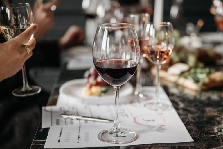 Imagine cu pahare de vin si instrumente folosite la cursurile de vinuri si de somelieri - Crama Noastra