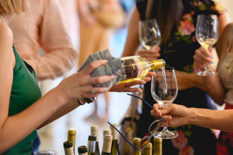 Imagine care descrie o degustare de vin sau un eveniment - doamna care toarna vin in pahare - Crama Noastra
