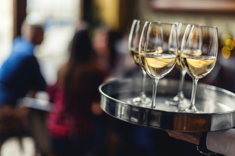 Tava cu pahare de vin alb in restaurant - Vin si bauturi HoReCa - Crama Noastra
